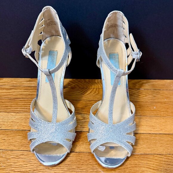 Blue by Betsey Johnson Silver T-Strap Stiletto Heel Evening Shoes, Sz. 6 - Picture 1 of 9